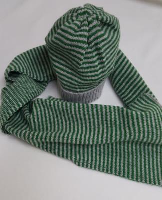 berretto e sciarpa  a righe grigio e verde per mesi 9