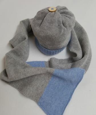 berretto e sciarpa  grigio e azzurro mesi due