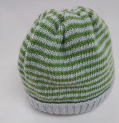 berretto lana grigio e verde cm. 28x13cm.